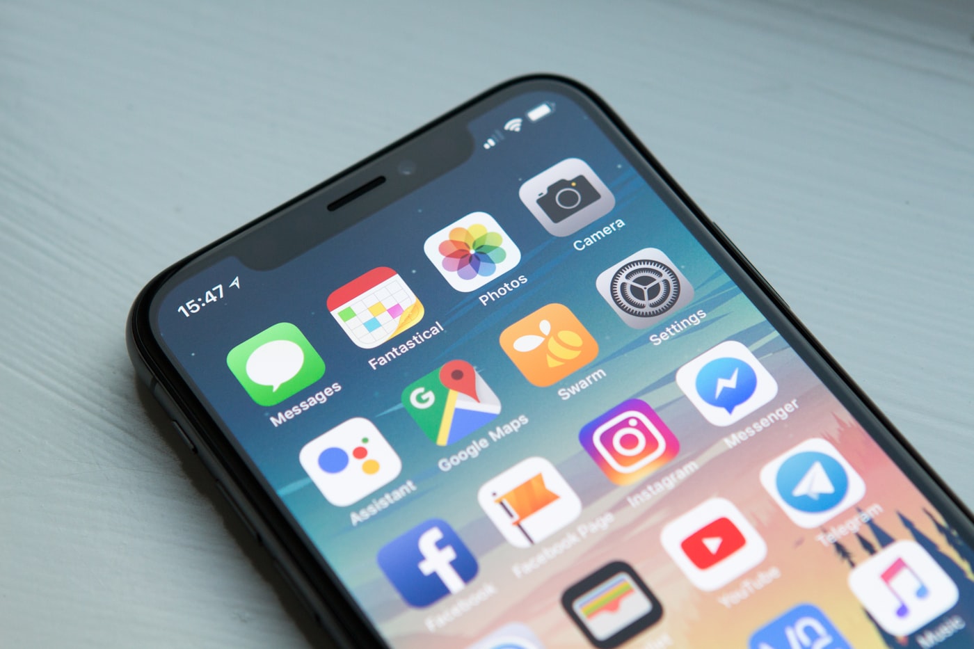 Smartphone appoggiato su un tavolo con le app in evidenza
