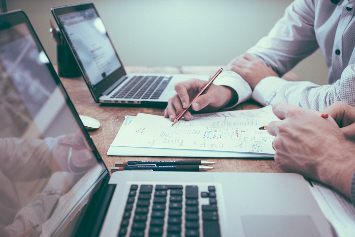 Professionisti al lavoro con laptop e documenti