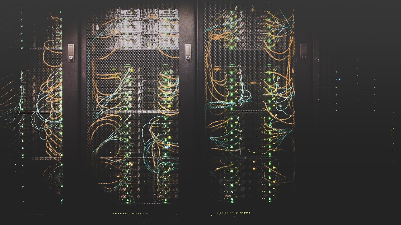 Armadi rack di un data center con cablaggi e led accesi
